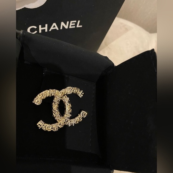 Gorgeous Chanel cruise 2019 gold textured CC brooch - Picture 1 of 4